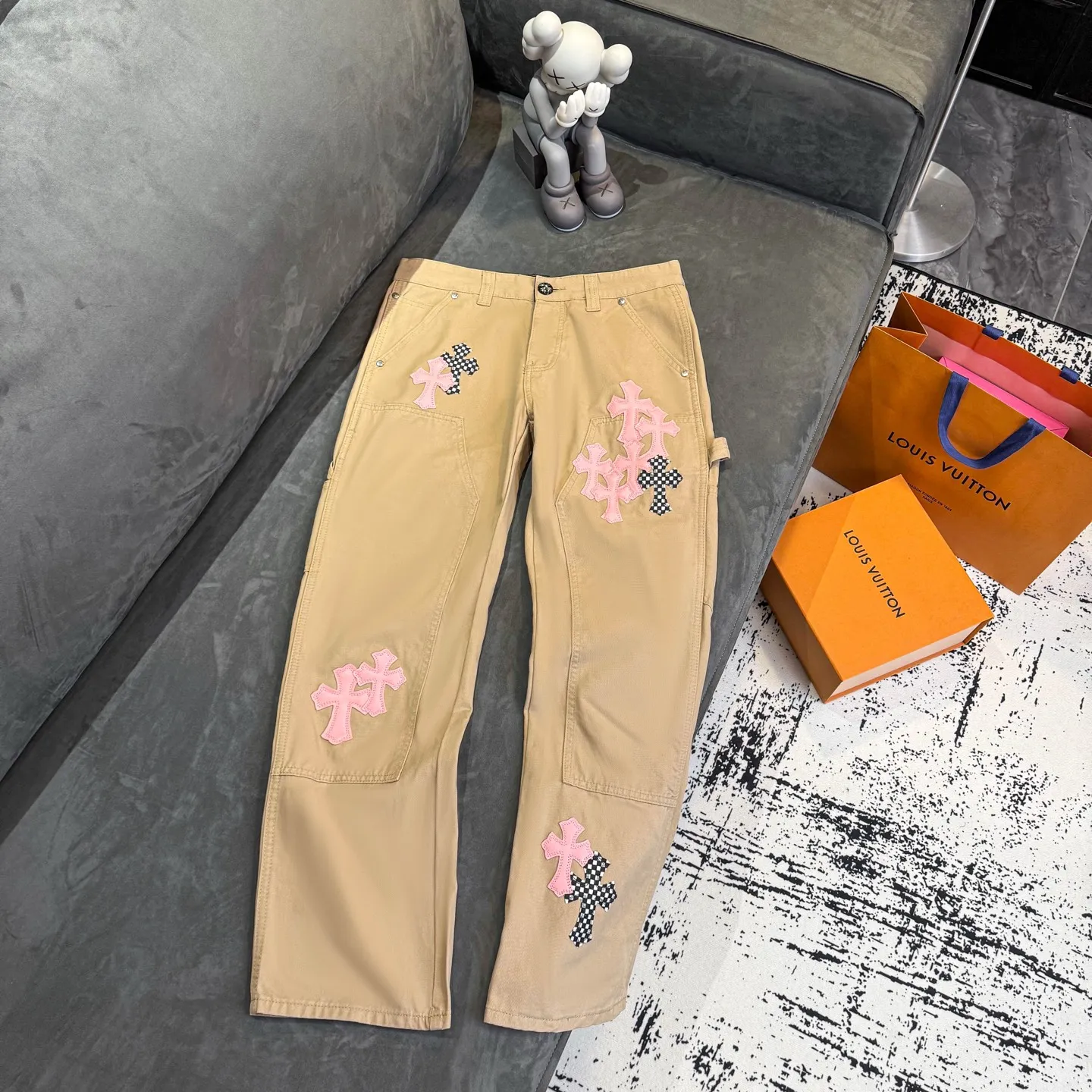 P270 CHROME HEARTS 2025 new khaki logging pink checkerboard cross leather couple style loose jeans Top ceiling quality Styles with different washed textures are very friendly to people with thin legs and thick legs. The straight and loose version is very flattering to the leg shape. The moderate length will never go out of style, easy to match with casually, the basic styling of various styles, a must-have in the wardrobe! The fabric is stiff but also makes the upper body soft without losing texture. The washing process is even more perfect. It is a must-have item for everyone! ! ! Color: Khaki Size: 28/30/32/34 Waist: 75/80/85/90 Knee: 45.5/47/48.5/50 Pants length: 102/104/106/108